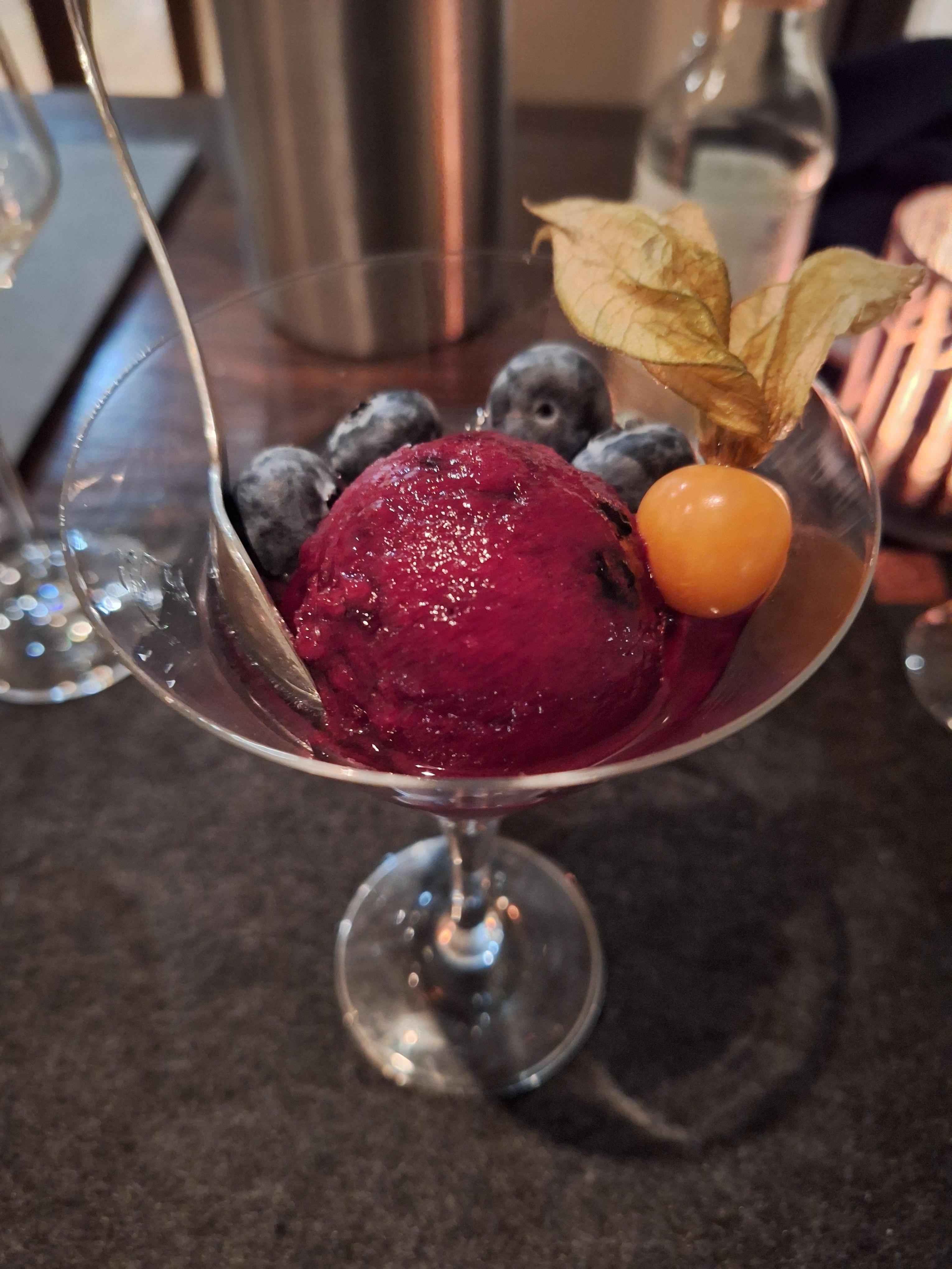 Cassis-Sorbet mit einem Schuss Grappa