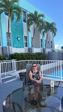 En el aérea de la piscina..