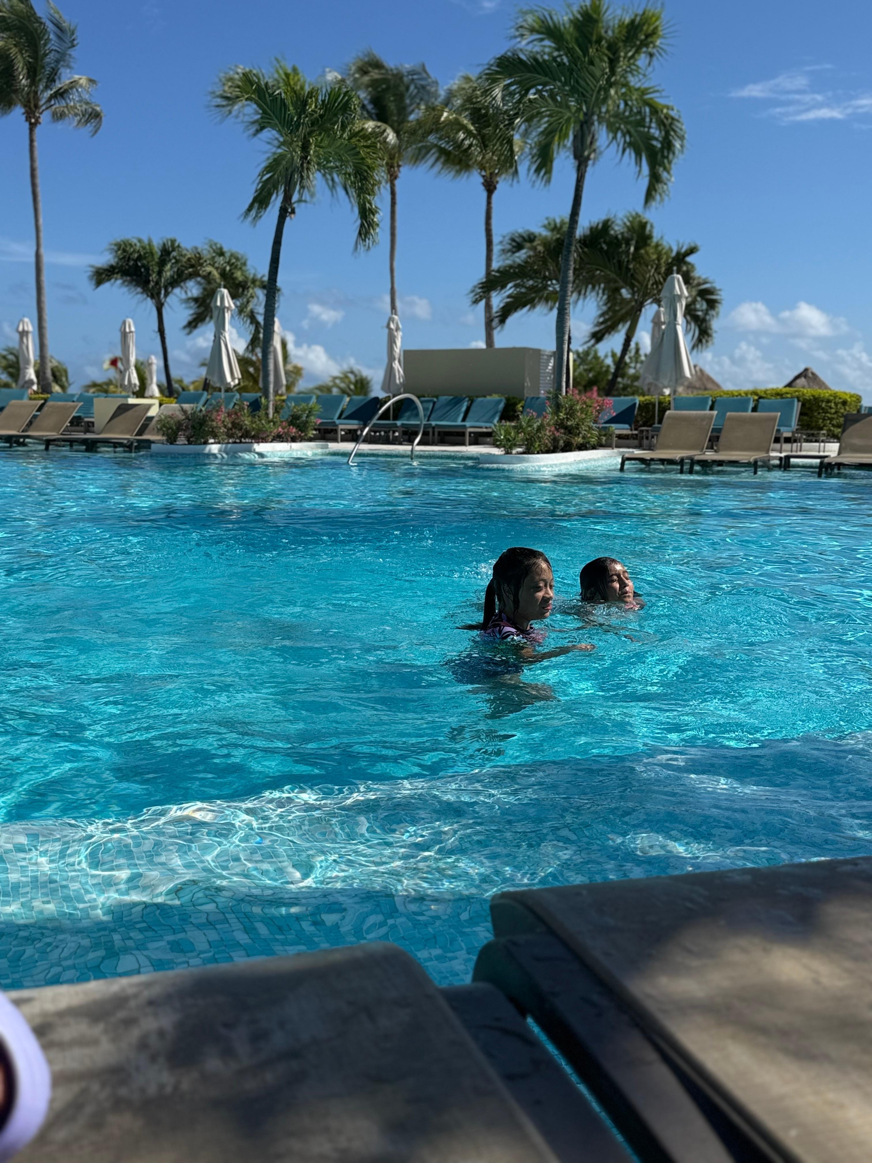 La profundidad de las albercas excelente para las niñas