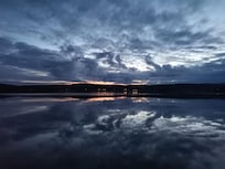 Taget från hotellets brygga på kvällen