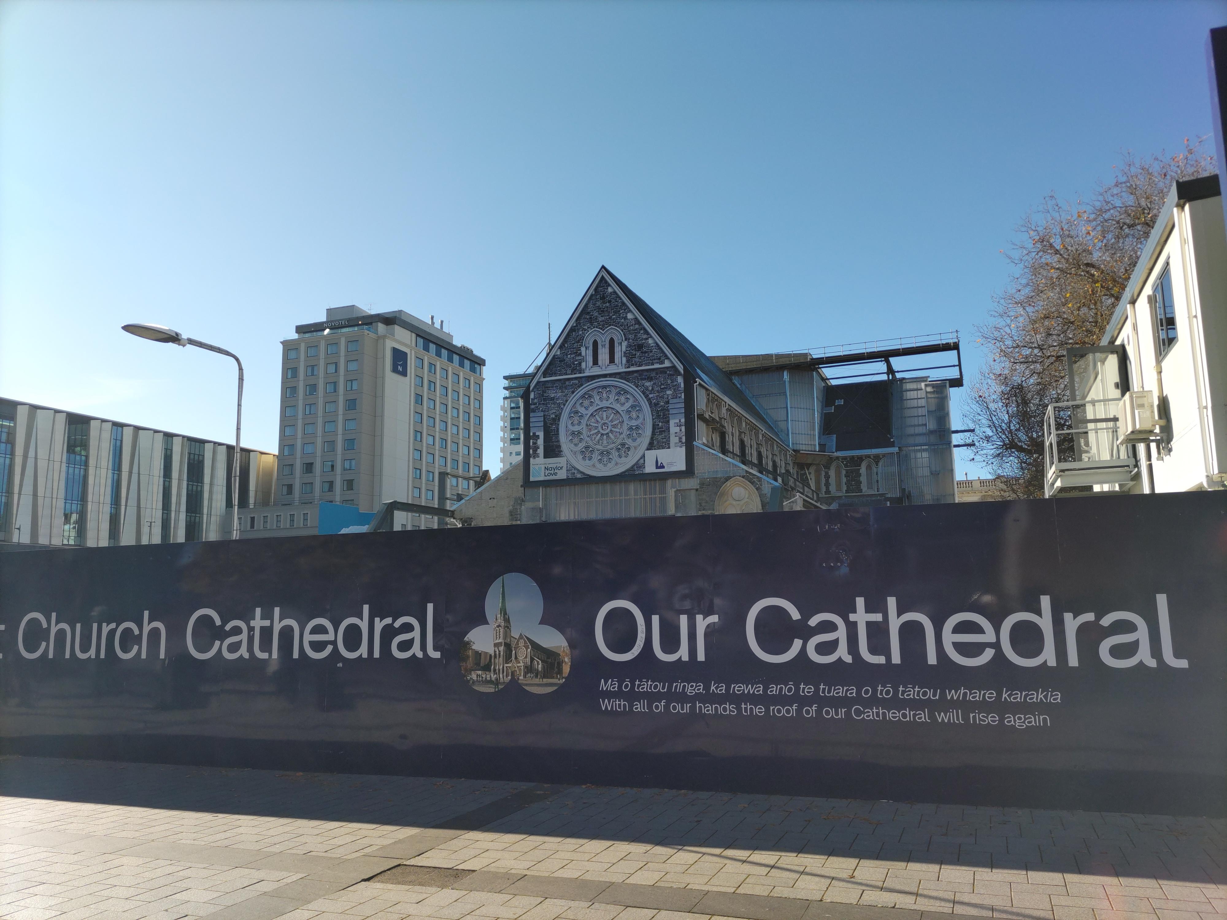 カテドラルスクエア。2011年の大地震で倒壊して再建工事中。NZにとっての重要性を感じます。