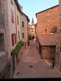 Blick am frühen Abend auf unsere ruhige Gasse, in der die Wohnung von Catherine ist.