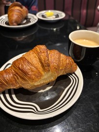 朝食はクロワッサンとクッキー、キャンディ、コーヒー、お茶が無料です。