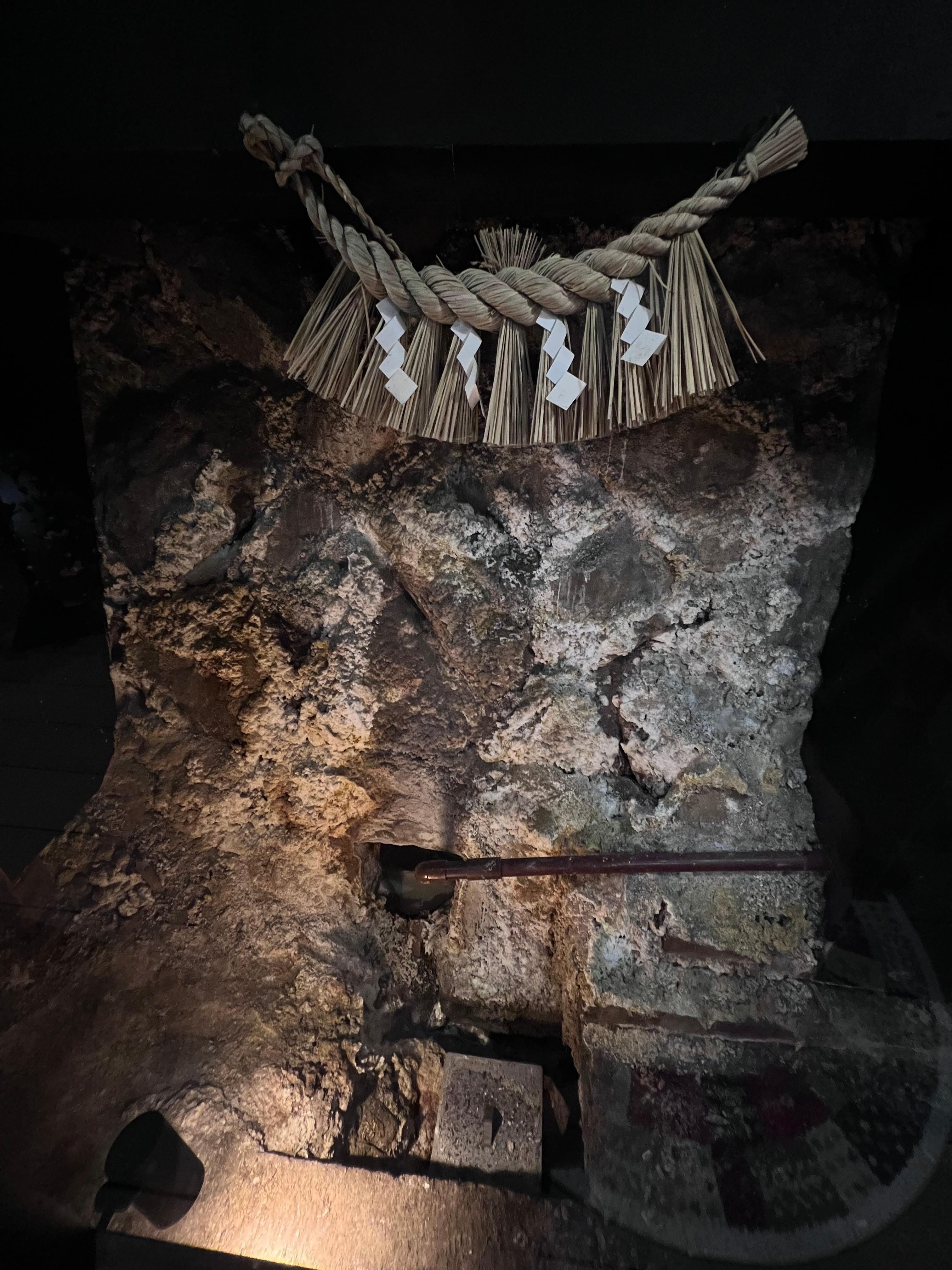 建物の中を通る源泉