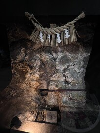 建物の中を通る源泉