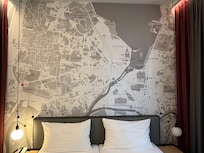市街地の地図が壁一面に描かれています