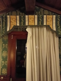 La cortina colgaba, no estaba bien colocada