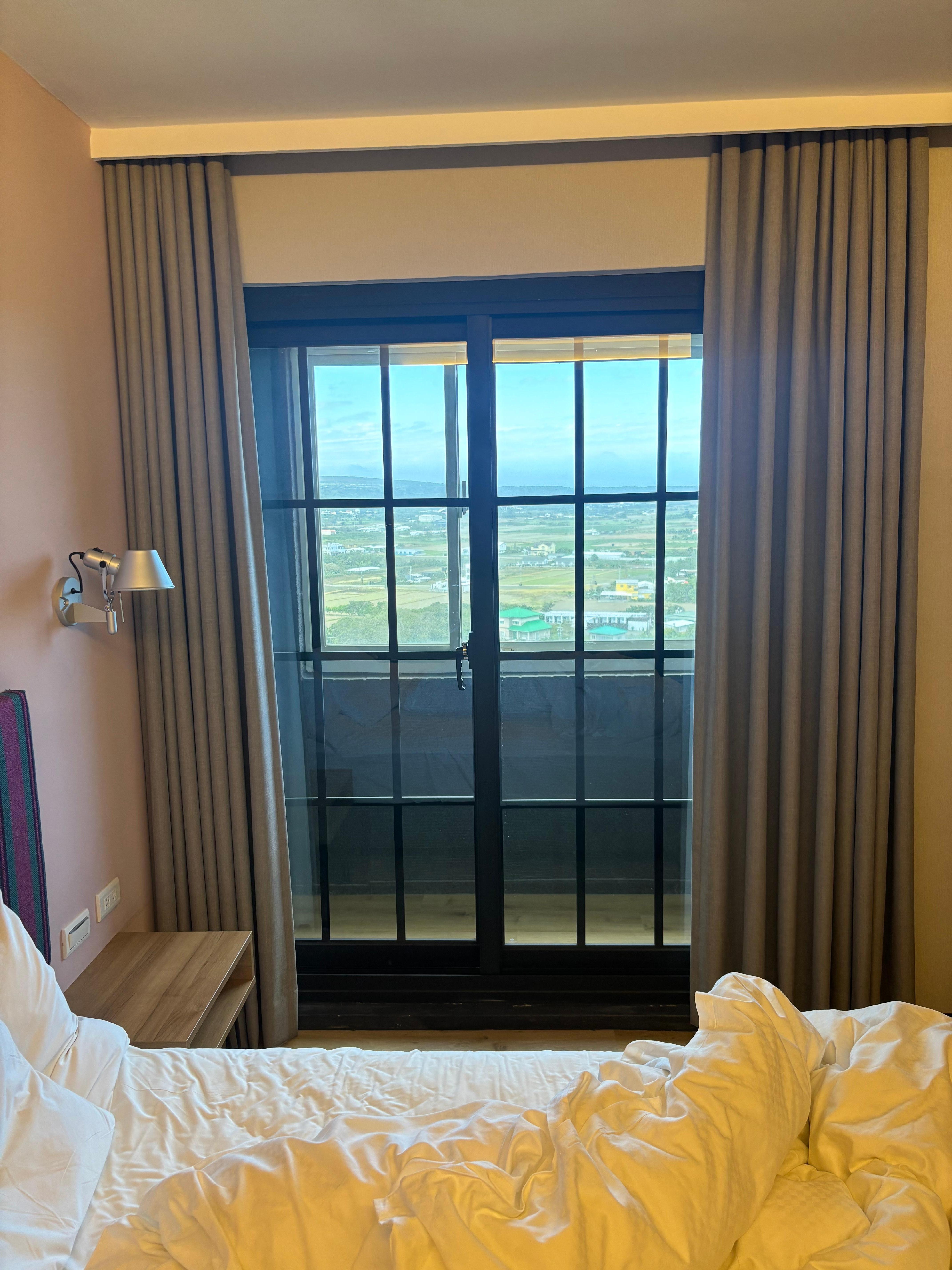 山景房附陽台的落地窗