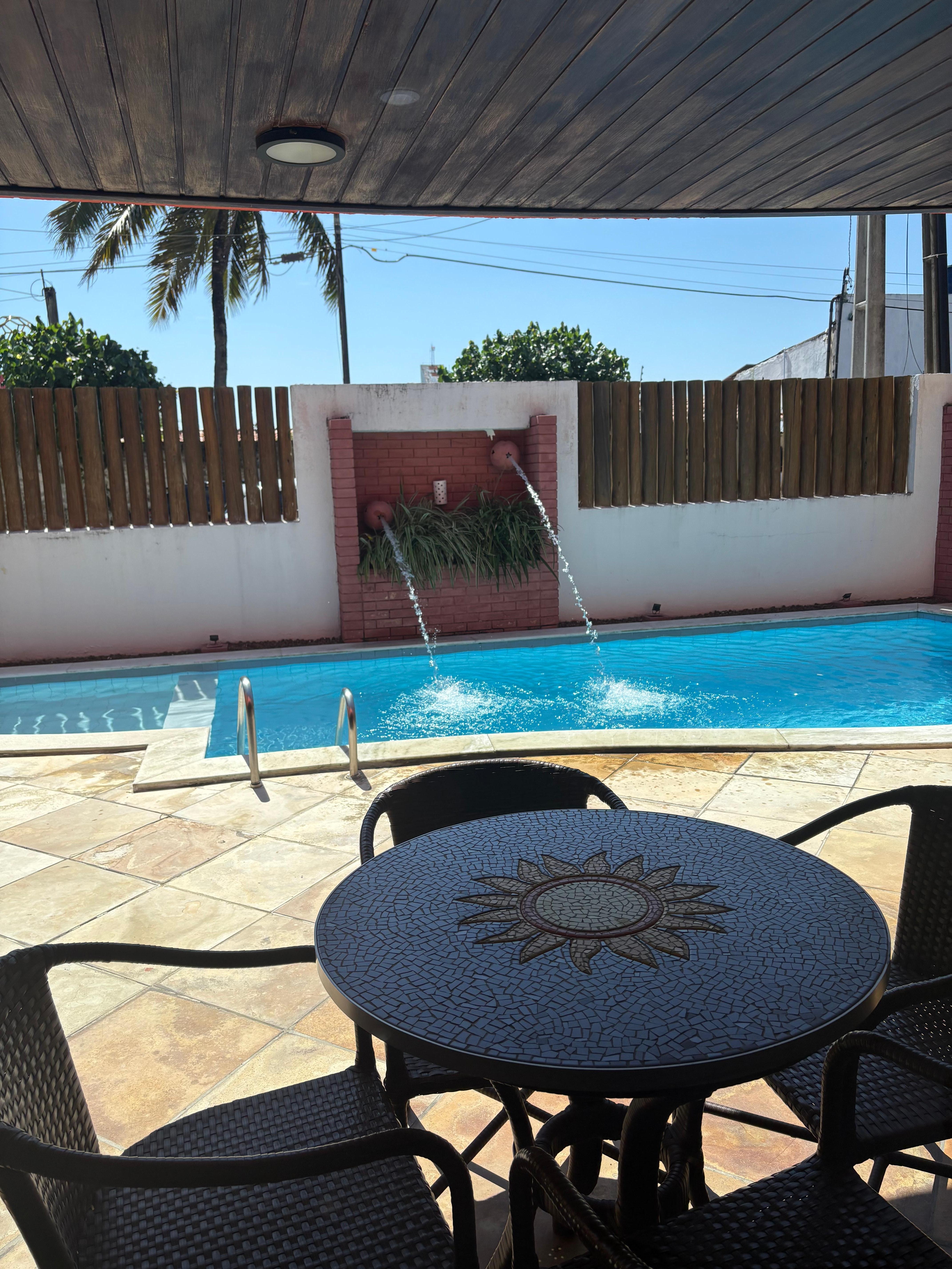 Vista do café da manhã de frente p/ piscina. Excelente!!!