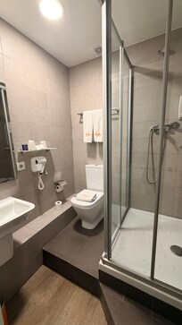 The ledge to the side of the loo was handy for toiletry bags etc. Nice touch. Just be careful of the step down from the loo - particularly in the dark at night.