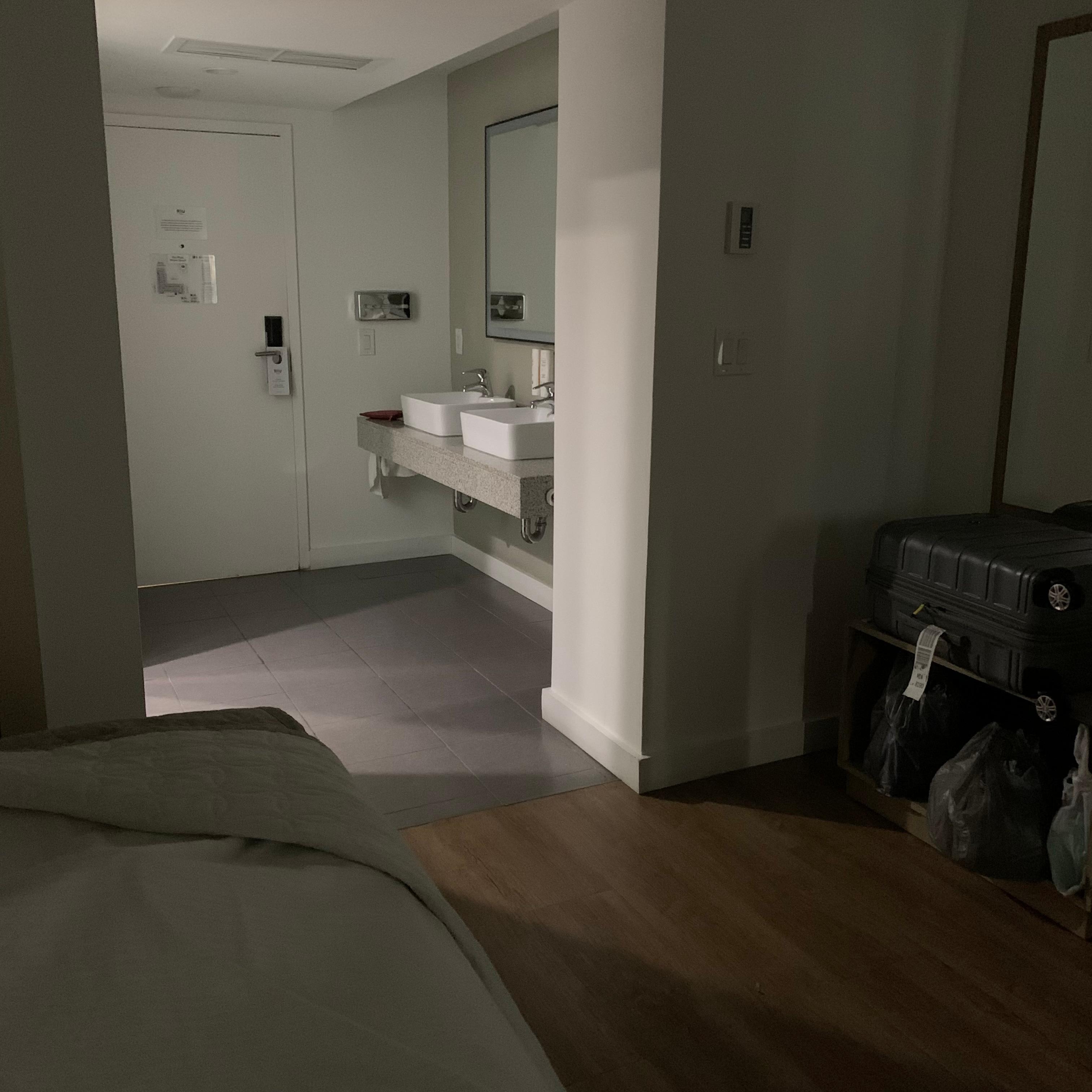 Corredor  em frente ao banheiro o qual só tem vaso e chuveiro sem pia a pia é externa 