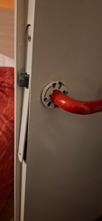 Compliqué pour fermer la porte de la salle de bain et wc