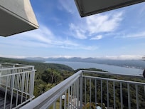 窓から山中湖を一望