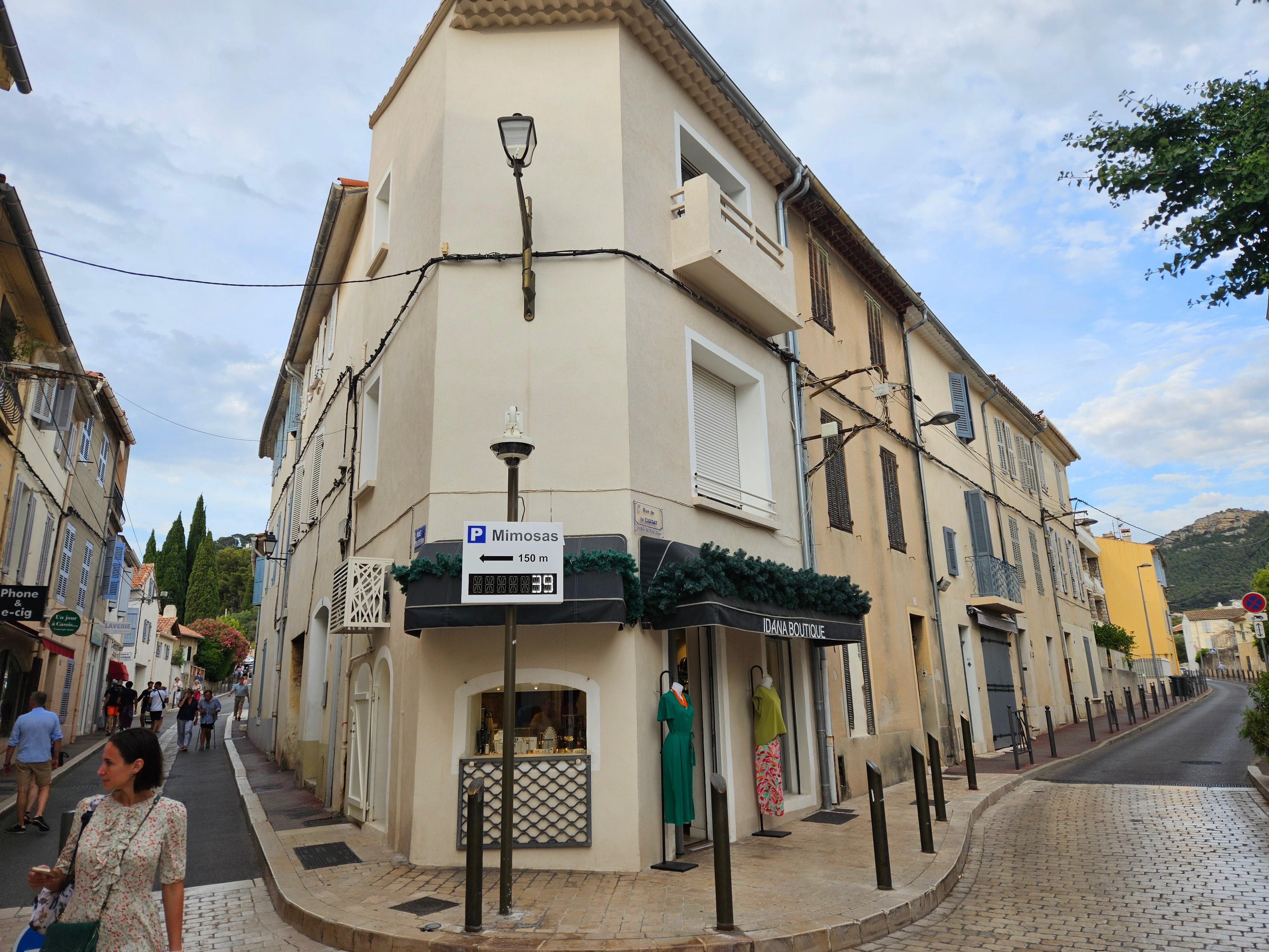 Der kleine Balkon lim 2. Stock rechts gehört zu Wohnung.