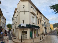 Der kleine Balkon lim 2. Stock rechts gehört zu Wohnung.
