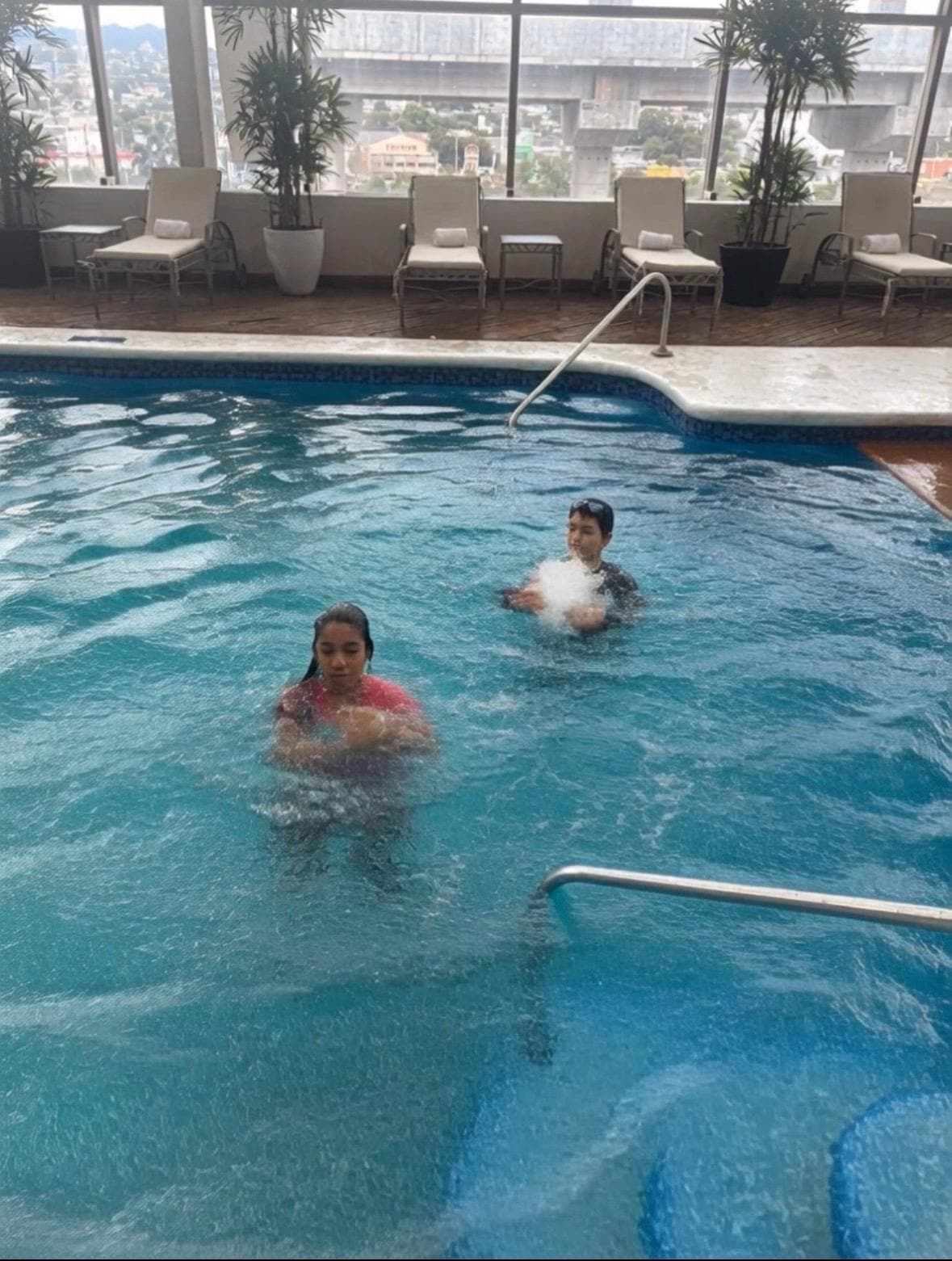 En el exterior 6 grados y en la alberca muy agradable 