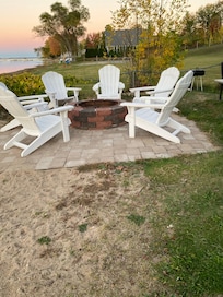 Fire pit with grills
