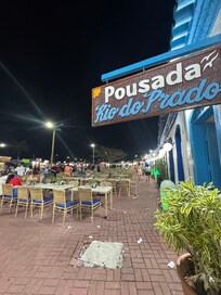 A pousada fica em uma localização estratégica, próximo de restaurantes, bares, lojas.. da para ir a pé até a balsa .. pegar uber para ir nas praias próximas ..
Café da manhã co sucos, café, pães, bolos e frutas …