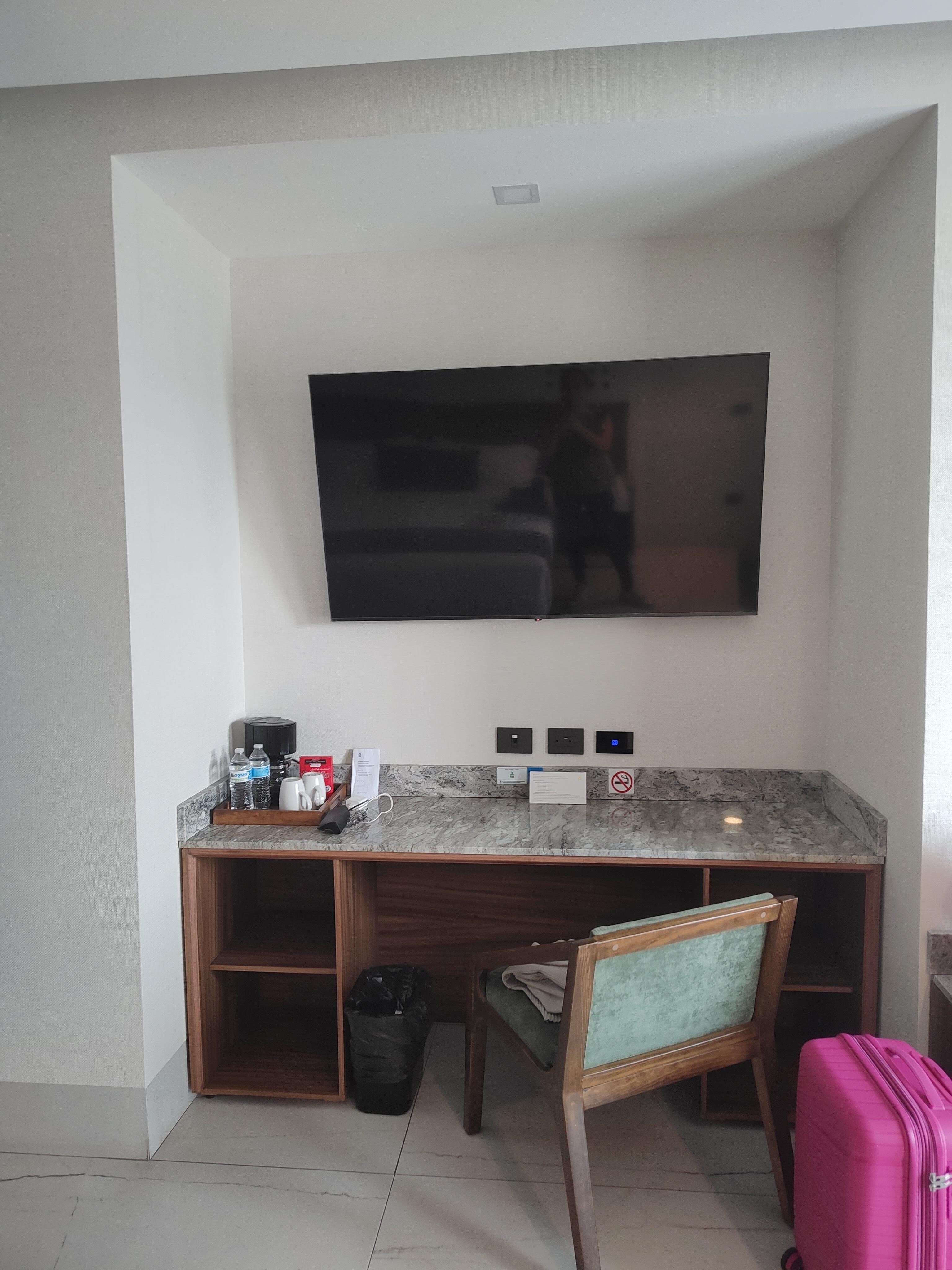 Cafetera con café y agua , TV grande. Buena clima. 
