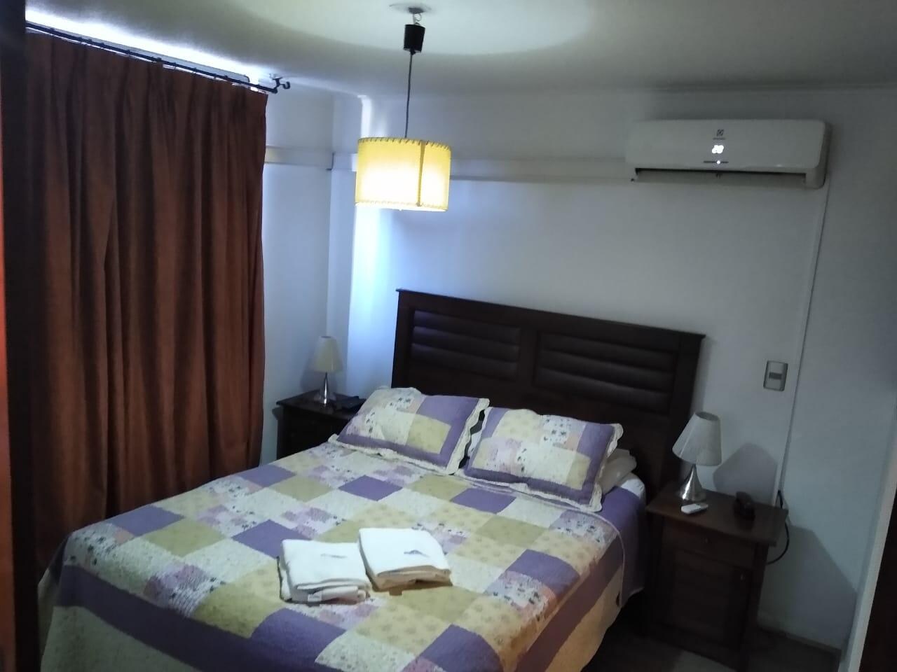 Habitación con Aire acondicionado y TV