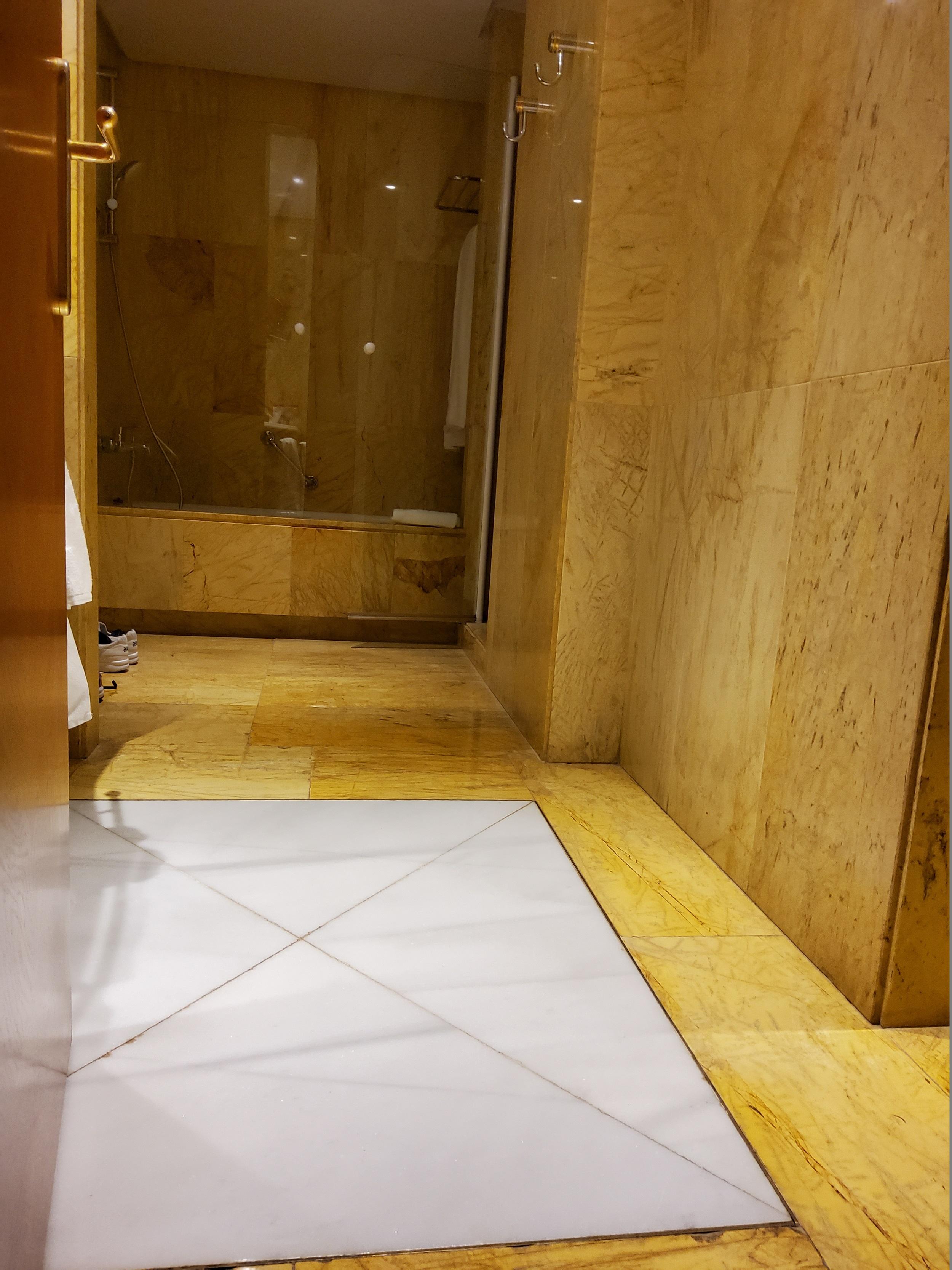 Blick in das Badezimmer mit weißen & beigen Marmor