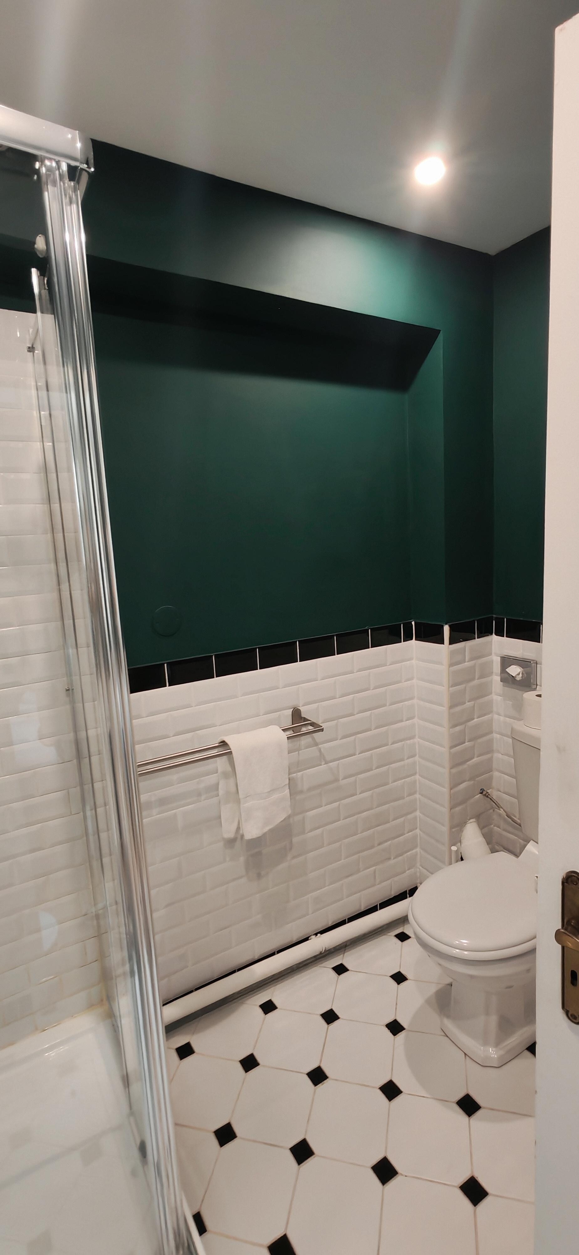 Toilette dans la salle de bain 