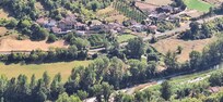 Vue inversé depuis le château , le gite est dans le village au fond