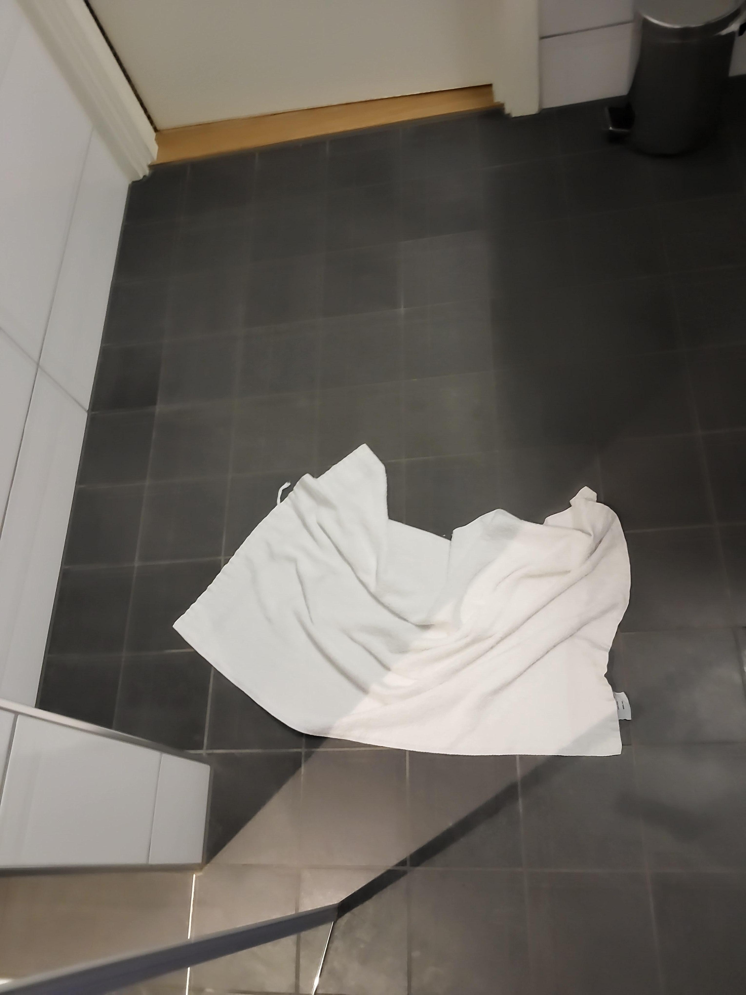 화장실 누군가가쓰고 이렇게해놓음