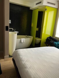 Queen bed room