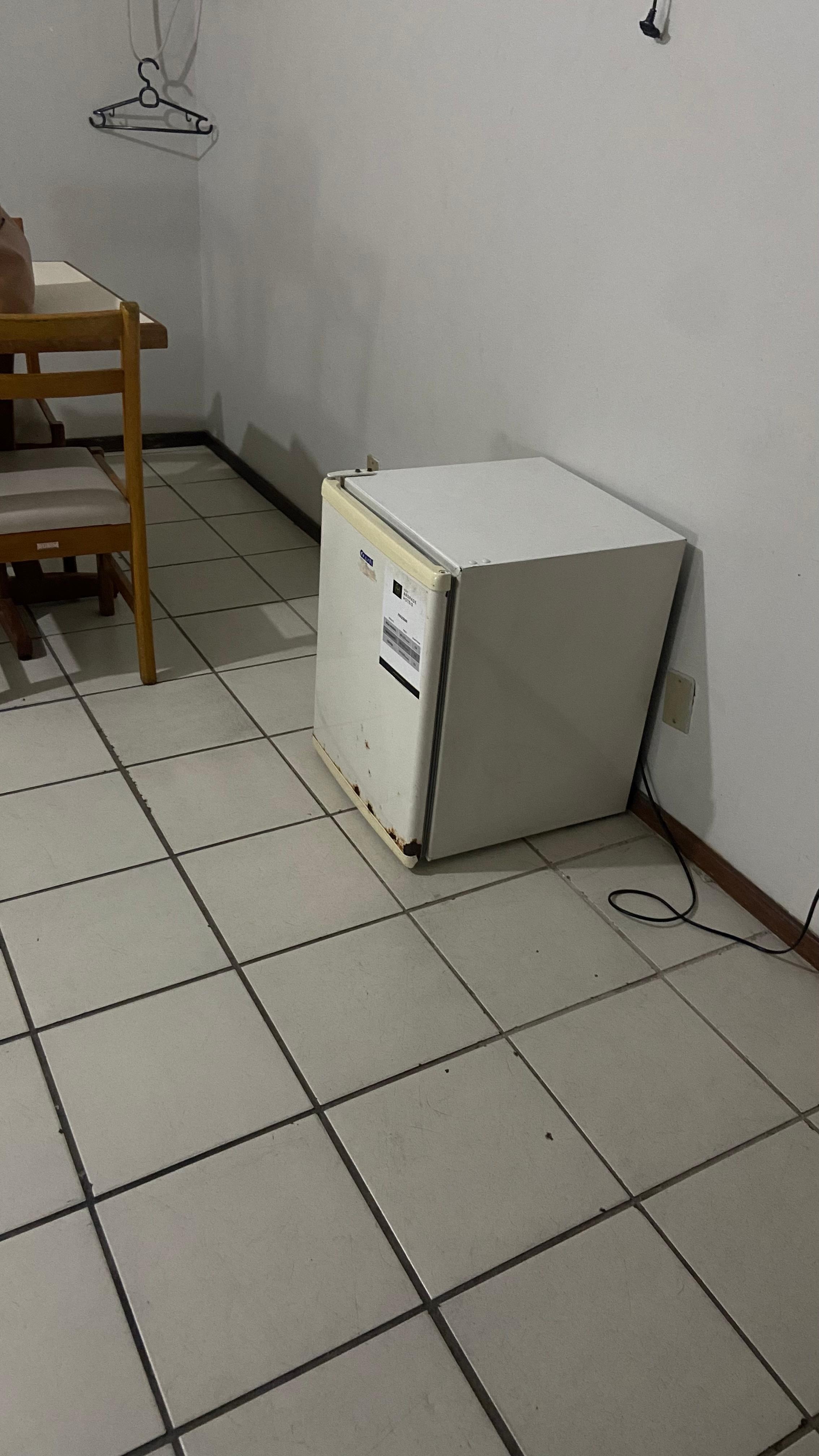 Frigobar bem antigo e enferrujado, fiquei receioso de levar um choque