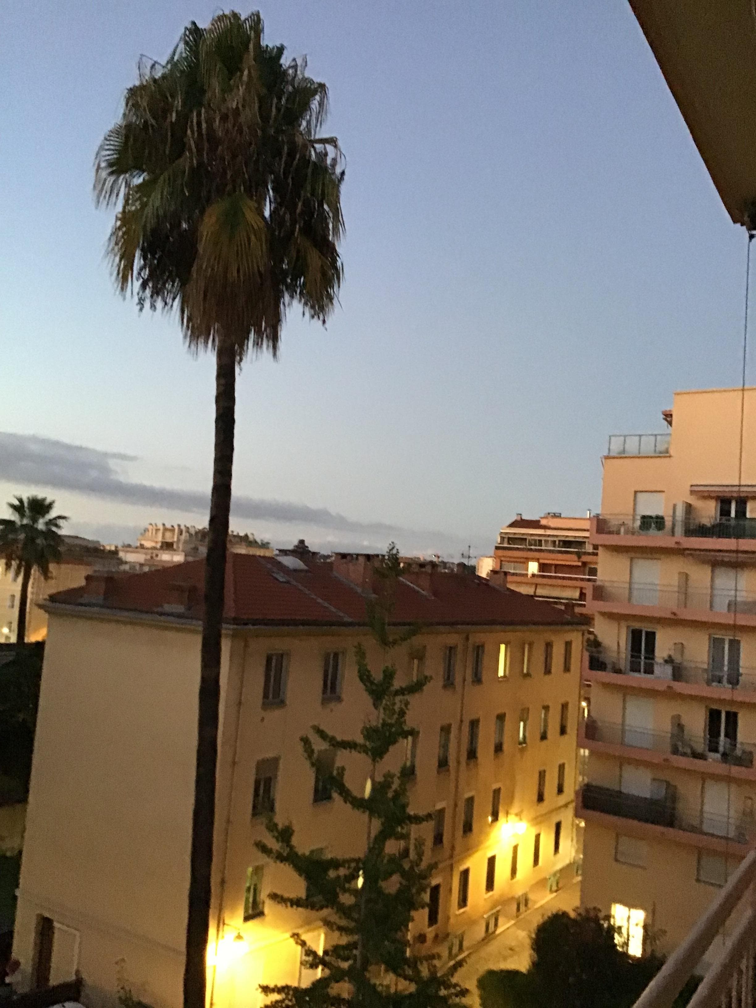 Endroit où il fait bon vivre et les gens sont chaleureux et prêts à vous aider en cas de difficulté.
Je déplore seulement la pétarade incessante des vespas et motos et les crottes de chiens sur les trottoirs.
Mais j ai passé un agréable séjour 
