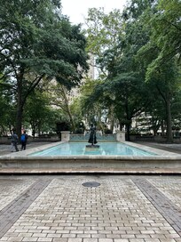 Pretty pool i discovered while
Walking through the nearby Rittenhouse Square