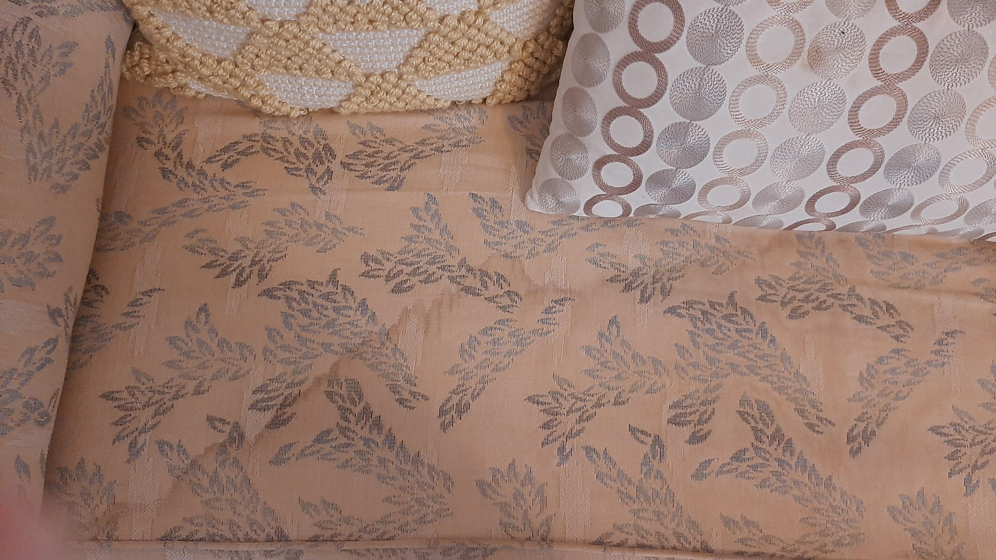 Divanetto con macchie 