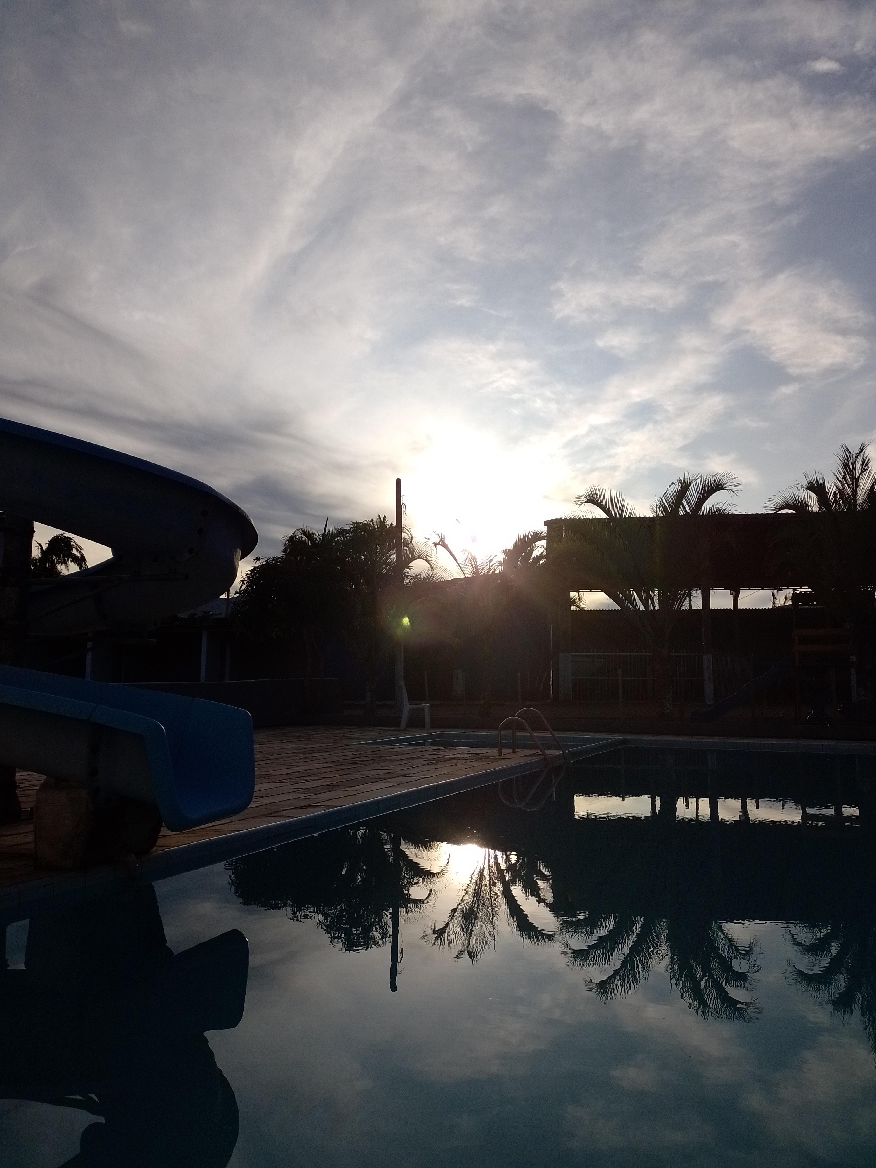 Fim de tarde na piscina.