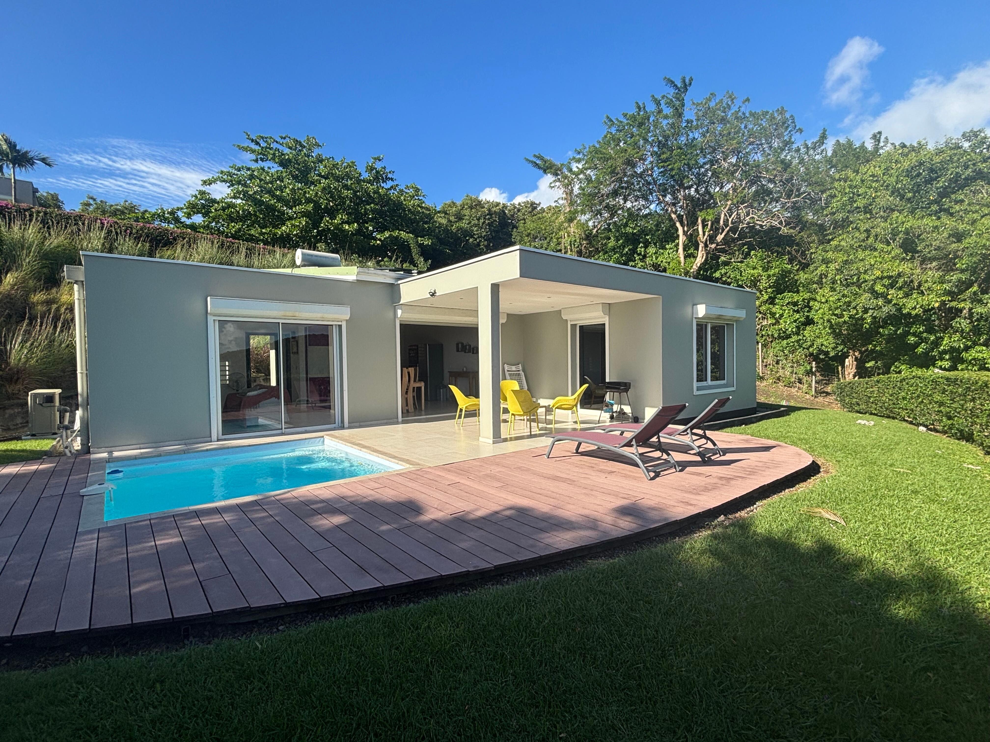 Schöne Garten und Poolanlage