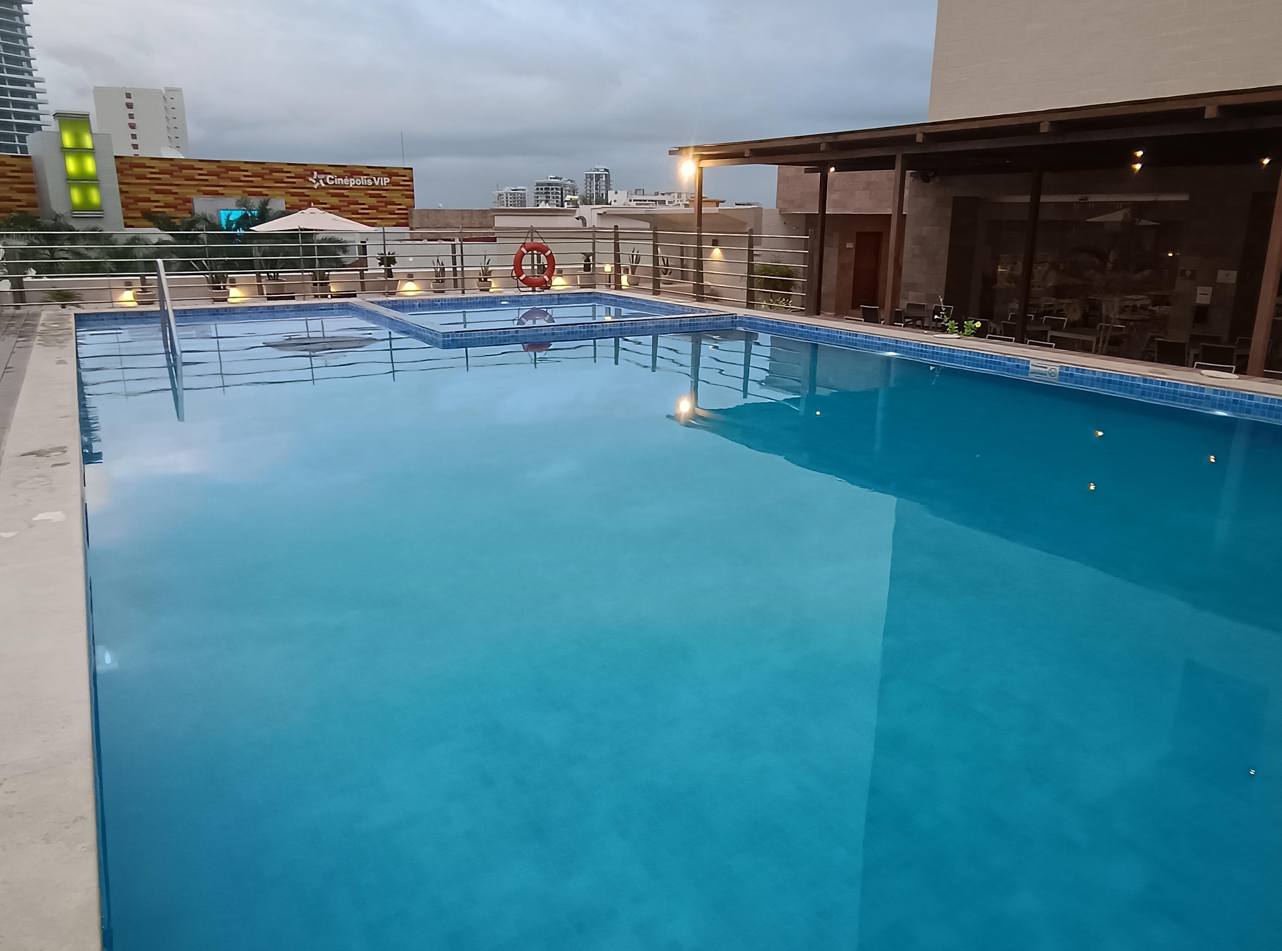 La alberca está en buen estado, pero de las regaderas para enjuagarse antes de entrar sale muy poca agua.