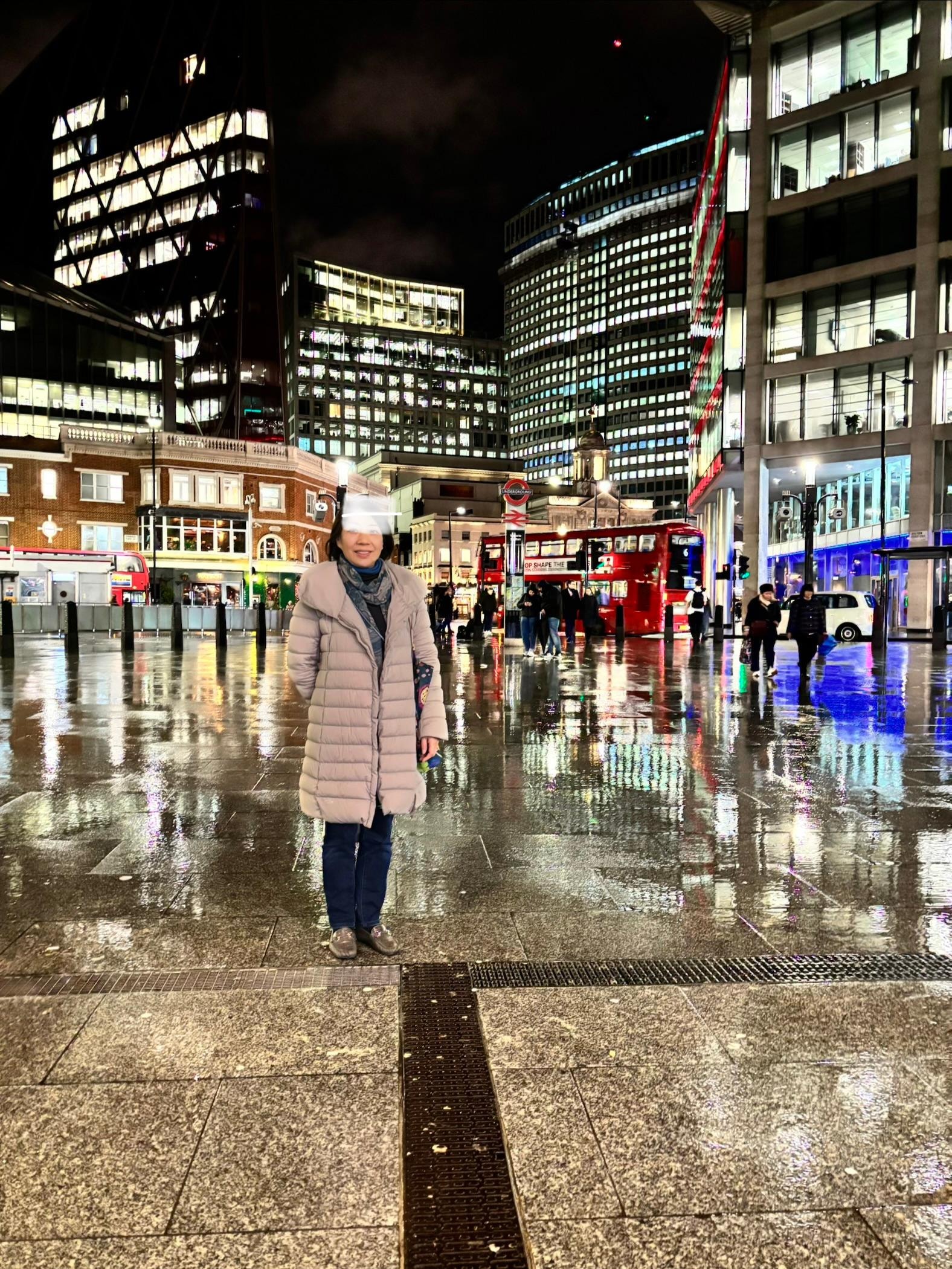 ホテルから歩いて約5分ビクトリアステーションです