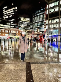 ホテルから歩いて約5分ビクトリアステーションです