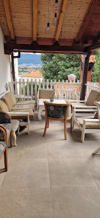 La soit disant terrasse avec le canapé et les fauteuils défoncés.