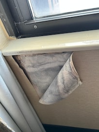 Ripped, molded wall papp Peeling