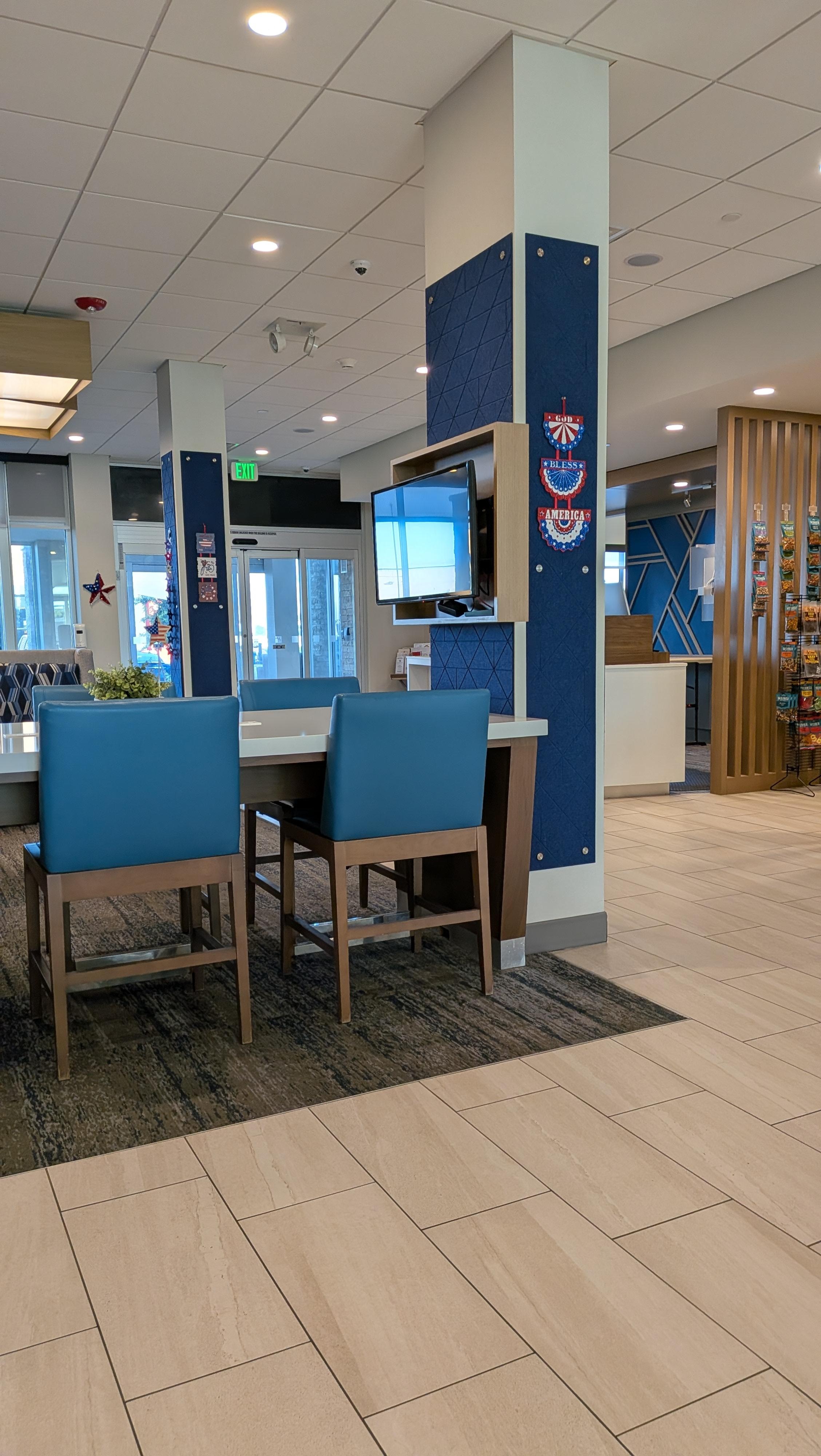 Lobby, front desk and mini-store
