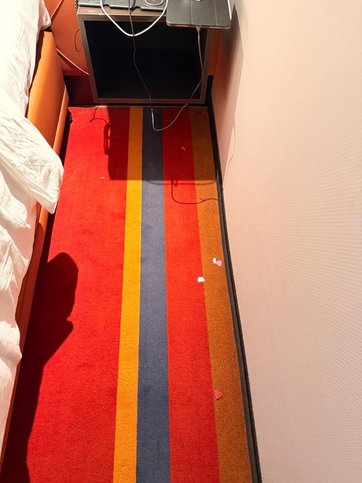 Konfetti auf dem Boden vom Vorhänger 