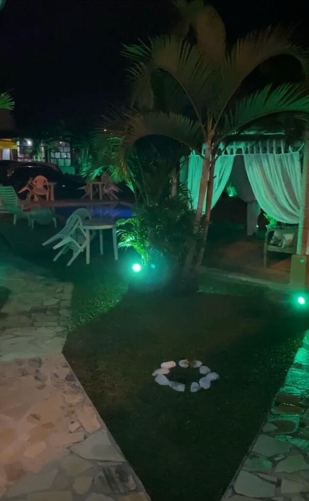 Jardim a noite. Área externa.