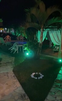 Jardim a noite. Área externa.