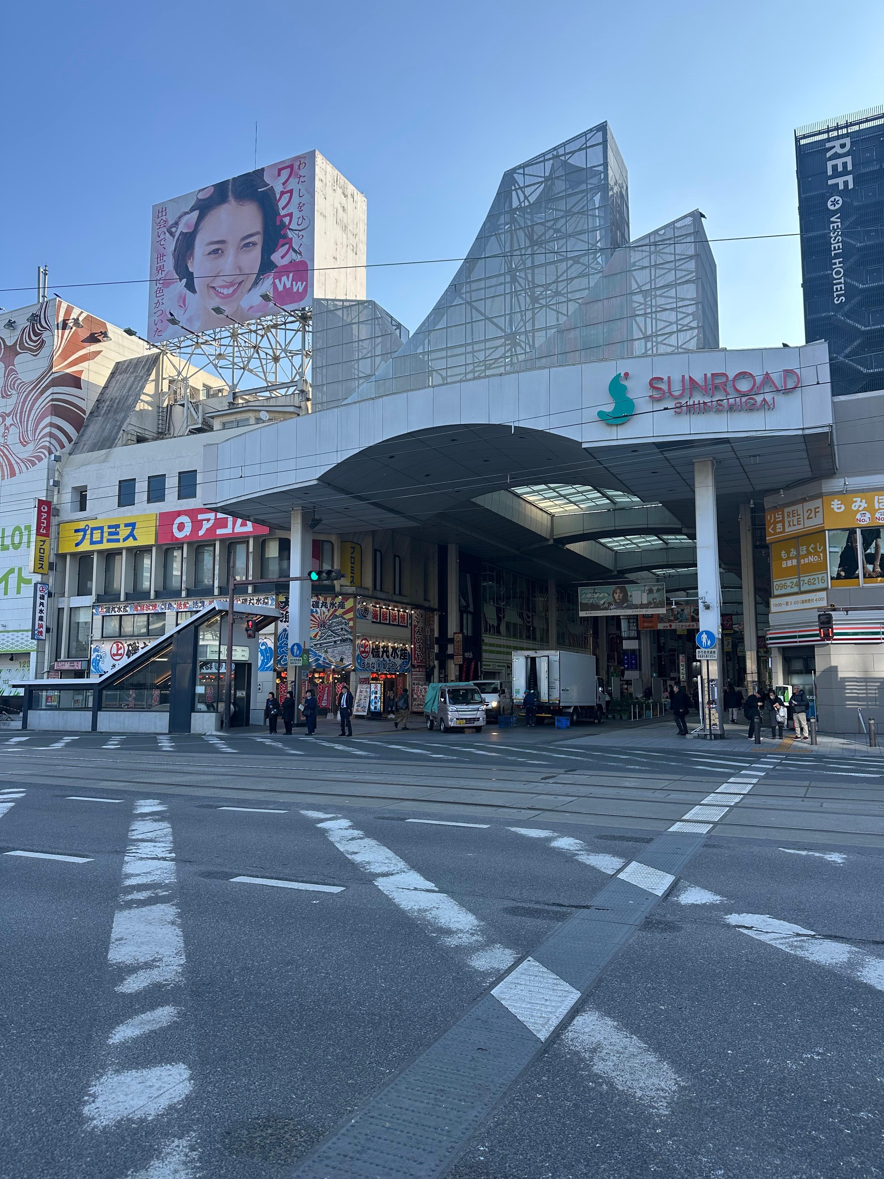 Shopping area 10 min away 