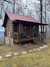 Front view of the cabin when you arrive