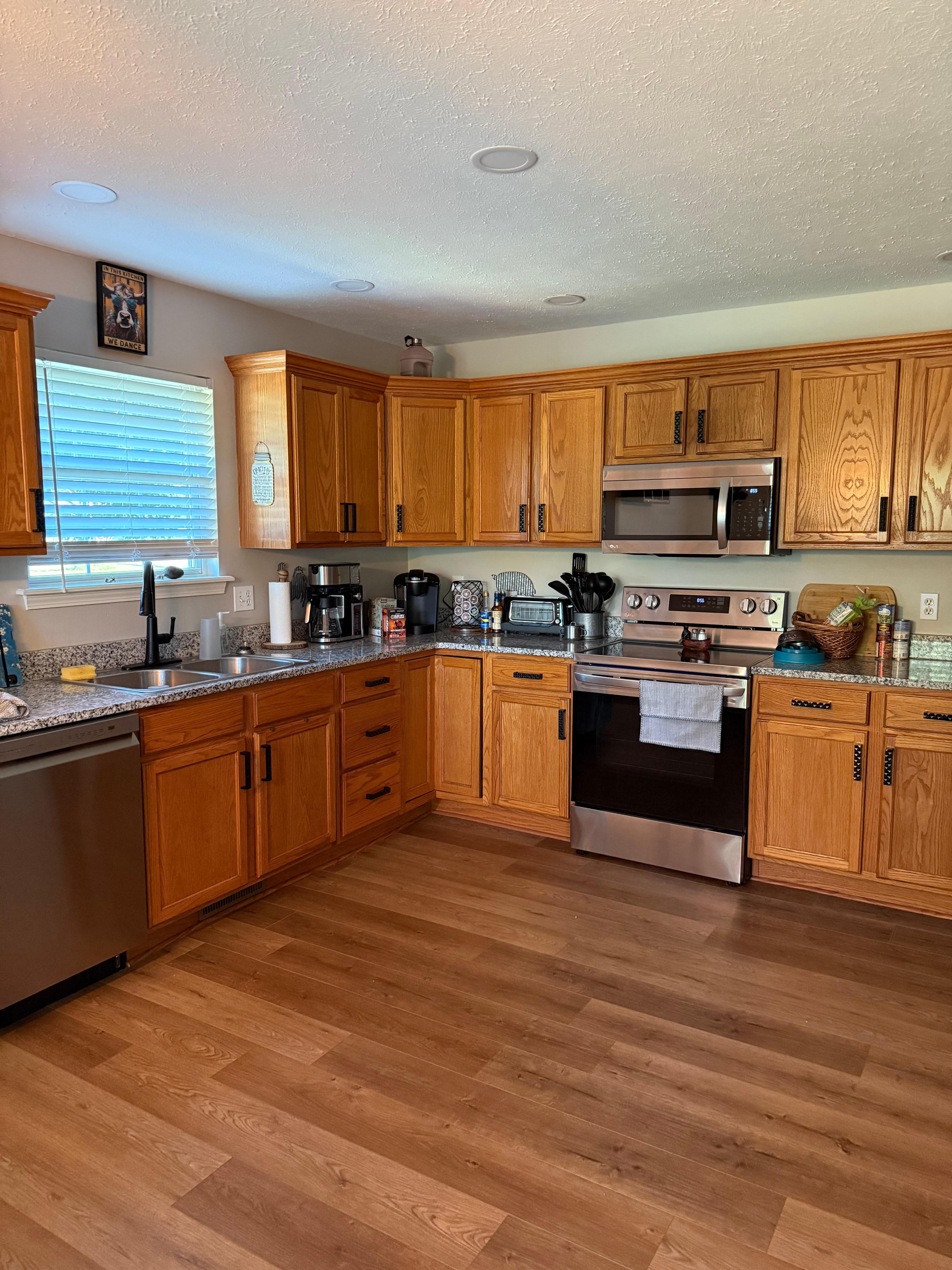 Gorgeous kitchen with great cooking pots and pans!