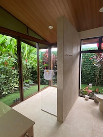 Amazing bathroom with garden.