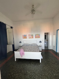 Chambre spacieuse et grande