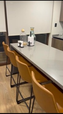 barra con bancos en cocina